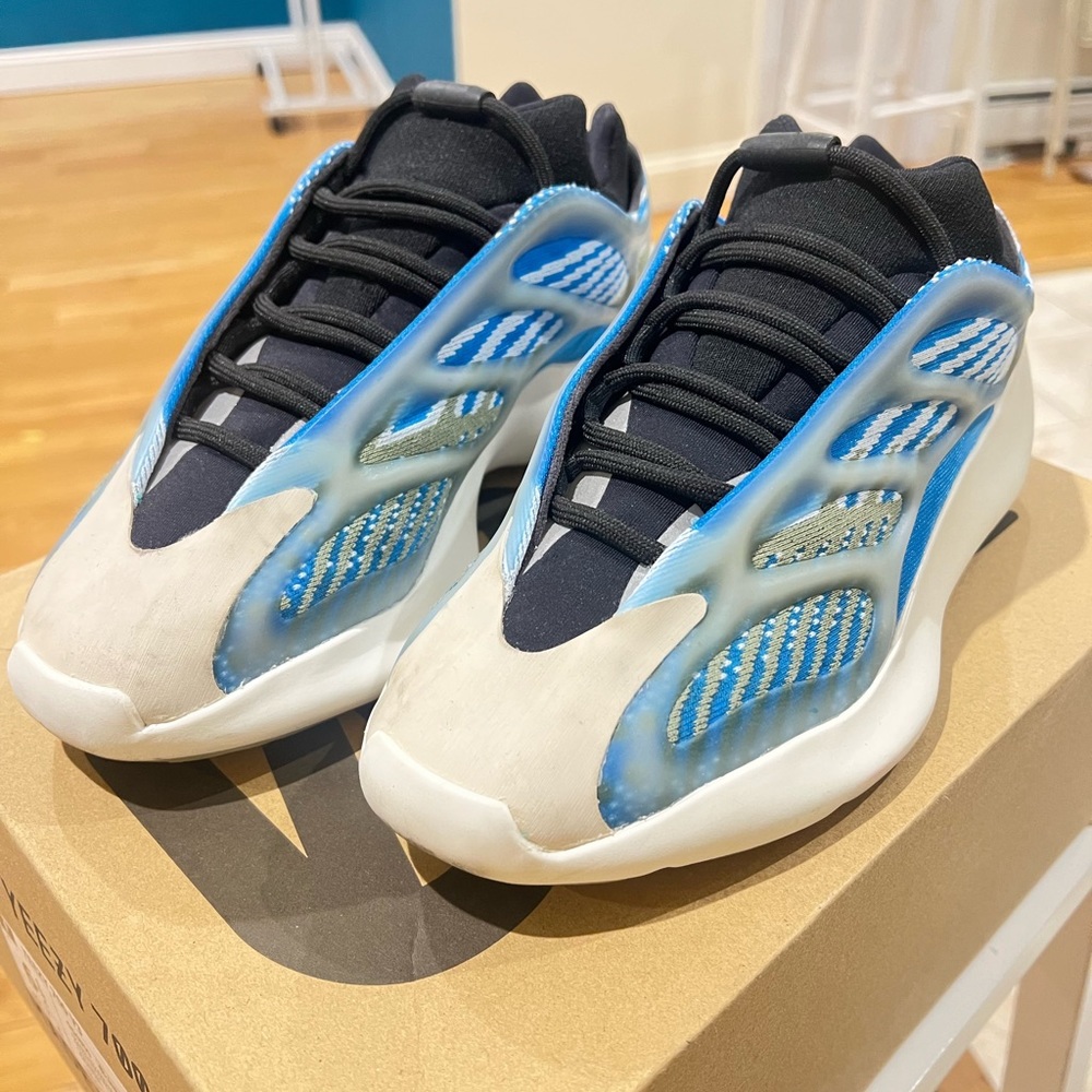 YEEZY 700 V3